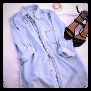 Super cute denim button down.